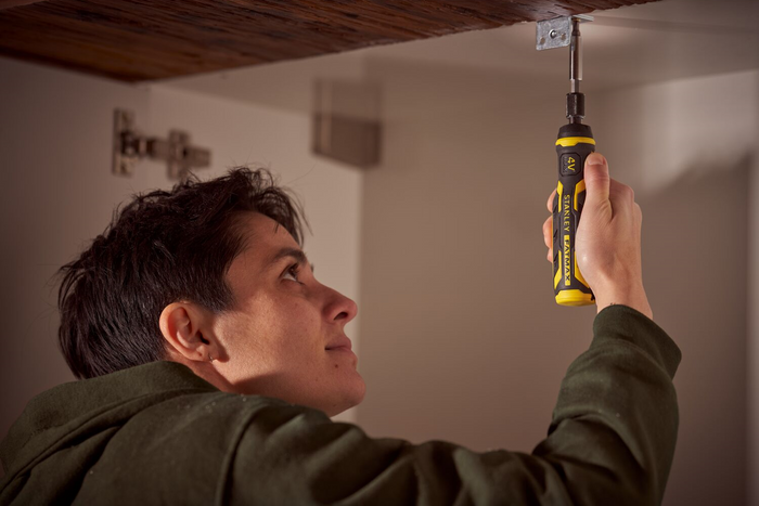 Destornillador inalámbrico STANLEY de 4 V con cargador y puntas