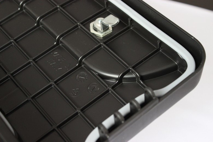 DAKEN 82201 Caja de herramientas BLACKIT 550x250x295mm 23l con soportes de montaje