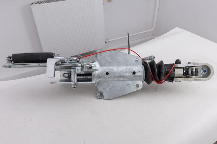 Dispositivo de inercia OUTLET KNOTT KF27B con enganche K27A para remolque de 2700 kg con barra de tiro tipo V