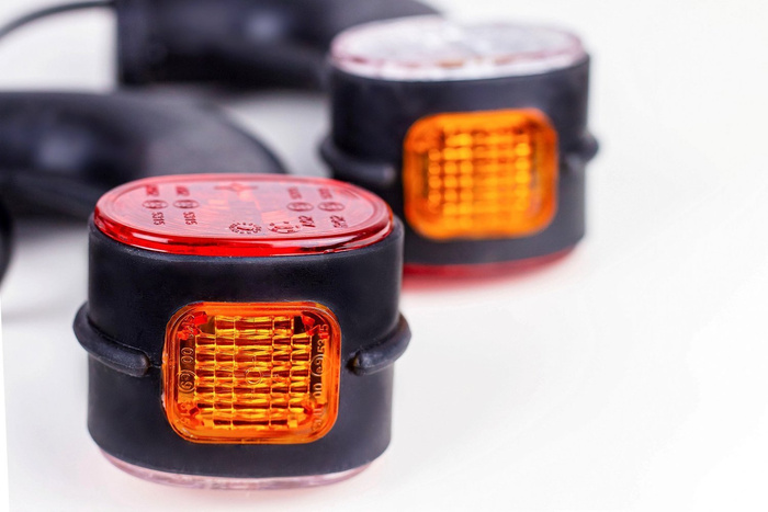 Juego de luces: luces traseras ASPÖCK + luces de posición laterales ASPÖCK + arnés MANTES de 7 m y 13 pines