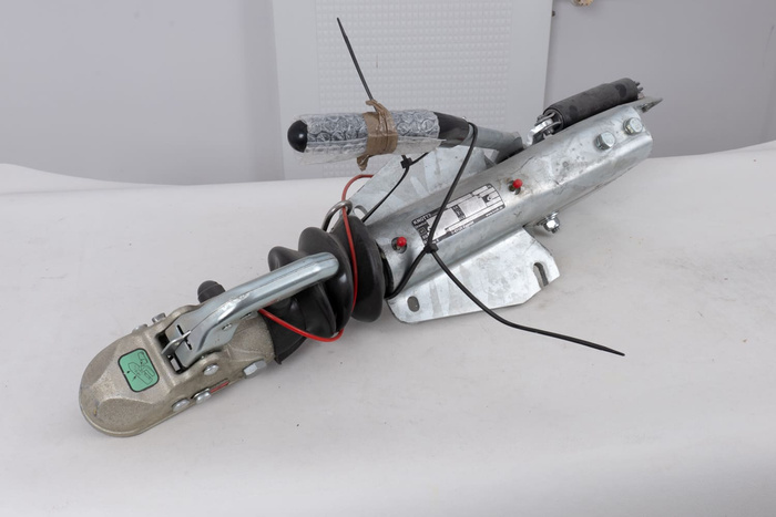 Dispositivo de inercia OUTLET KNOTT KF27B con enganche K27A para remolque de 2700 kg con barra de tiro tipo V