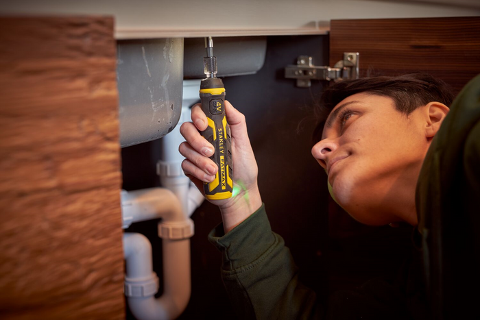 Destornillador inalámbrico STANLEY de 4 V con cargador y puntas