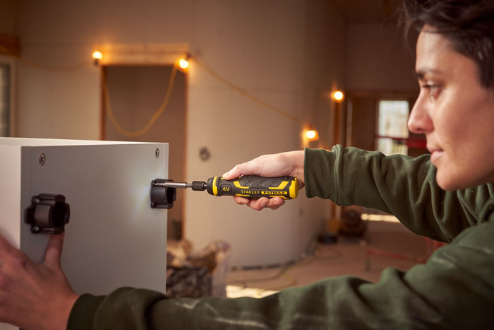 Destornillador inalámbrico STANLEY de 4 V con cargador y puntas