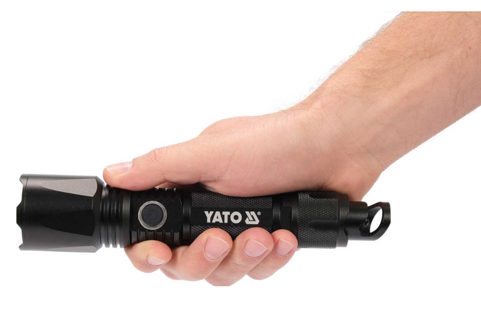 Linterna LED multifunción YATO YT-085609 de 900 lm, batería externa, abridor de botellas y martillo de emergencia.