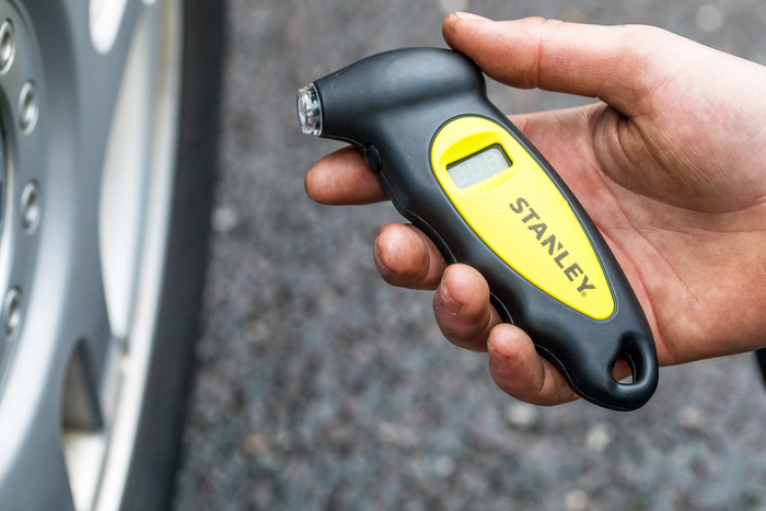 Manómetro digital de presión de neumáticos STANLEY para automóviles, rango de 0 a 6,2 bares.
