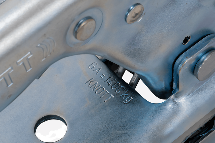 Enganche de bola KNOTT KQ14-C para remolque de 1400 kg con barra de tiro cuadrada de 70 mm