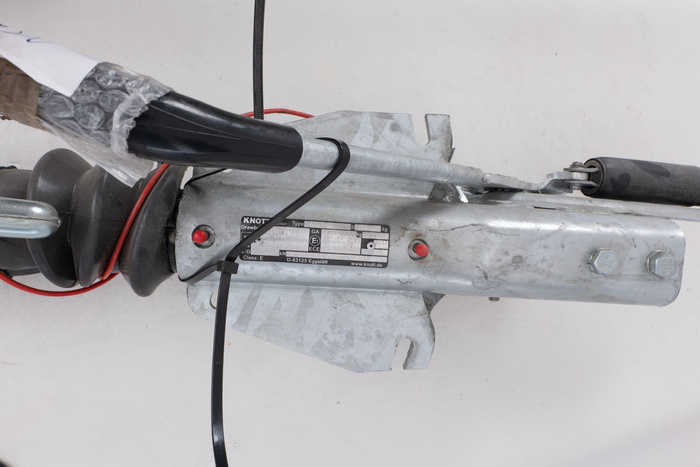 Dispositivo de inercia OUTLET KNOTT KF27B con enganche K27A para remolque de 2700 kg con barra de tiro tipo V