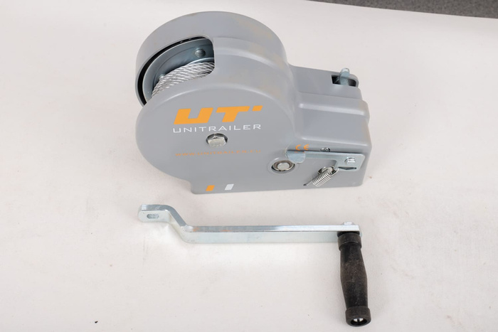 Cabrestante manual OUTLET para remolque UNITRAILER de 1150 kg con cuerda