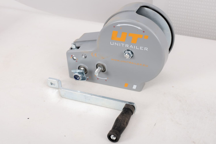 Cabrestante manual OUTLET para remolque UNITRAILER de 1150 kg con cuerda