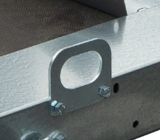 Abrochando el cinturón al remolque MOTO