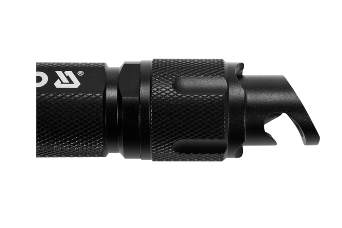 Linterna LED multifunción YATO YT-085609 de 900 lm, batería externa, abridor de botellas y martillo de emergencia.