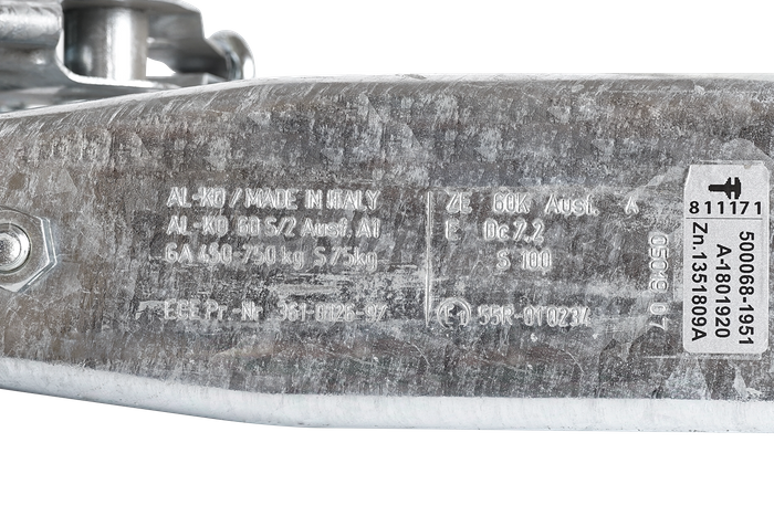 Dispositivo de inercia AL-KO 60S/2 con enganche AK161 para remolque de 750 kg con lanza cuadrada