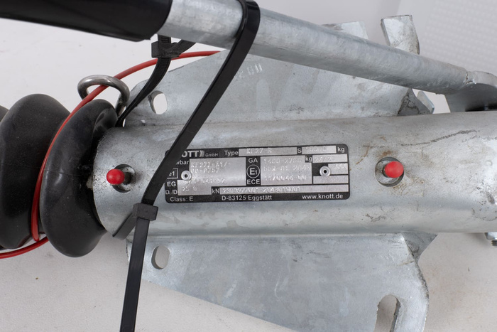Dispositivo de inercia OUTLET KNOTT KF27B con enganche K27A para remolque de 2700 kg con barra de tiro tipo V