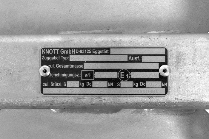 Enganche de bola KNOTT KQ14-A+KZE7.5 para remolque de 1400 kg con barra de tiro tipo V.