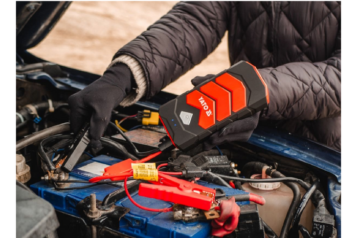 Arrancador de batería portátil YATO YT-83081 de 9000 mAh