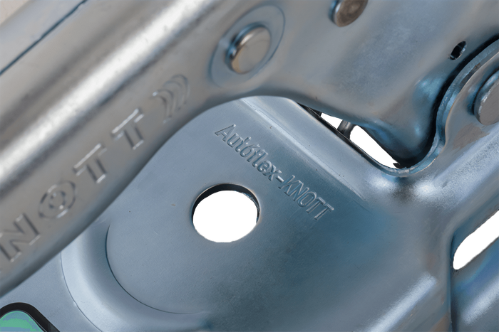 Enganche de bola KNOTT K7.5-M para remolque de 750 kg con barra de tiro cuadrada de 70 mm