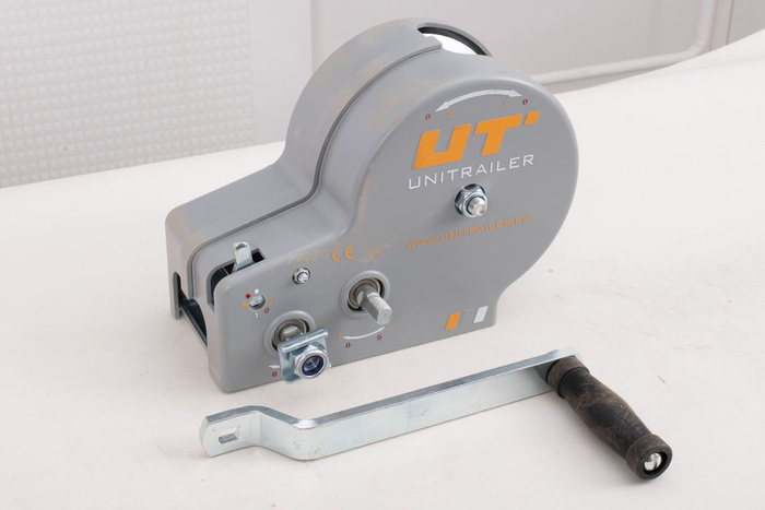Cabrestante manual OUTLET para remolque UNITRAILER de 1150 kg con cuerda