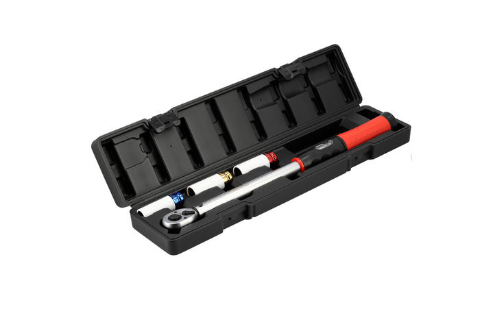 Juego de llaves dinamométricas YATO de 4 piezas, 1/2" y 40–220 Nm para el reemplazo de ruedas.