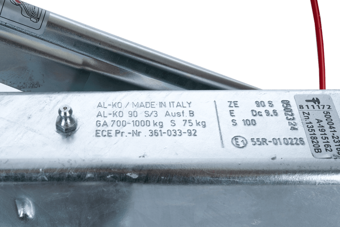 Dispositivo de inercia AL-KO 90S/3 con enganche AK161 para remolque de 1000 kg con lanza en V