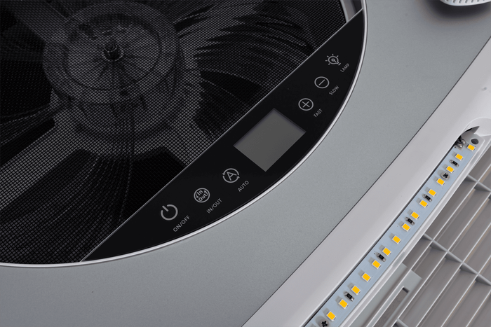 Ventilador de techo automático PUNDMANN PLUS FAN para autocaravana con iluminación y persiana enrollable de 400×400 mm.