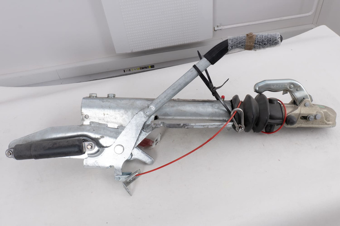 Dispositivo de inercia OUTLET KNOTT KF27B con enganche K27A para remolque de 2700 kg con barra de tiro tipo V