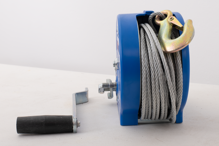 OUTLET Cabrestante manual para remolque KNOTT 1135kg con cable de acero