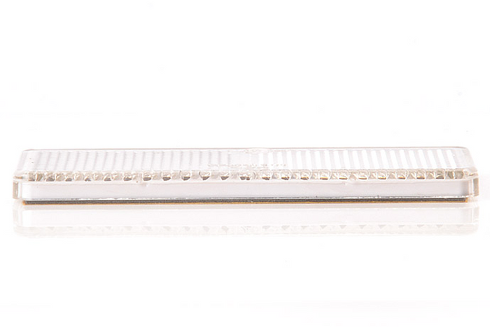 Dispositivo reflectante 96 x 42 mm, frontal con cinta adhesiva