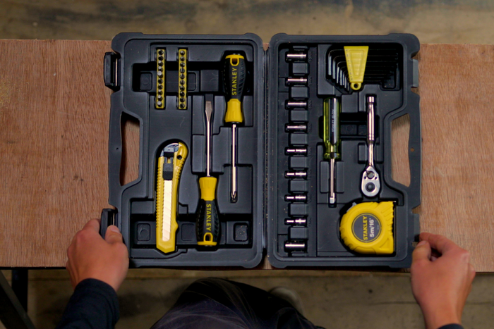 Juego de herramientas manuales STANLEY STMT0-74864 en estuche de 51 piezas.